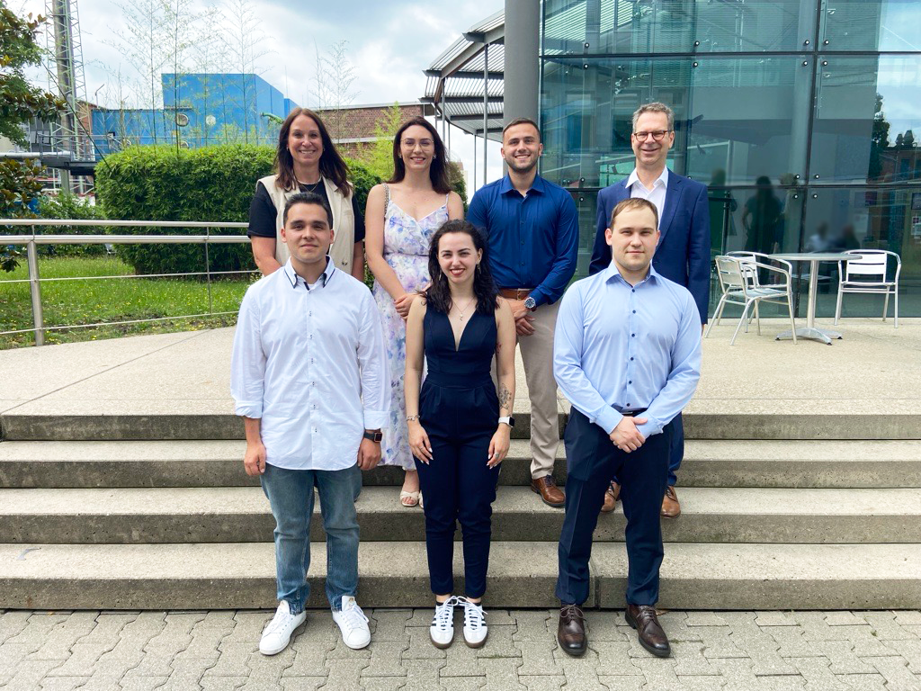 Die ausgelernten Auszubildenden mit Carsten Neumann (h. l.), Personalleiter Umicore AG & Co. KG und Melanie Prestifilippo (h. r.), Ansprechpartnerin für unser Bewerbungssystem.