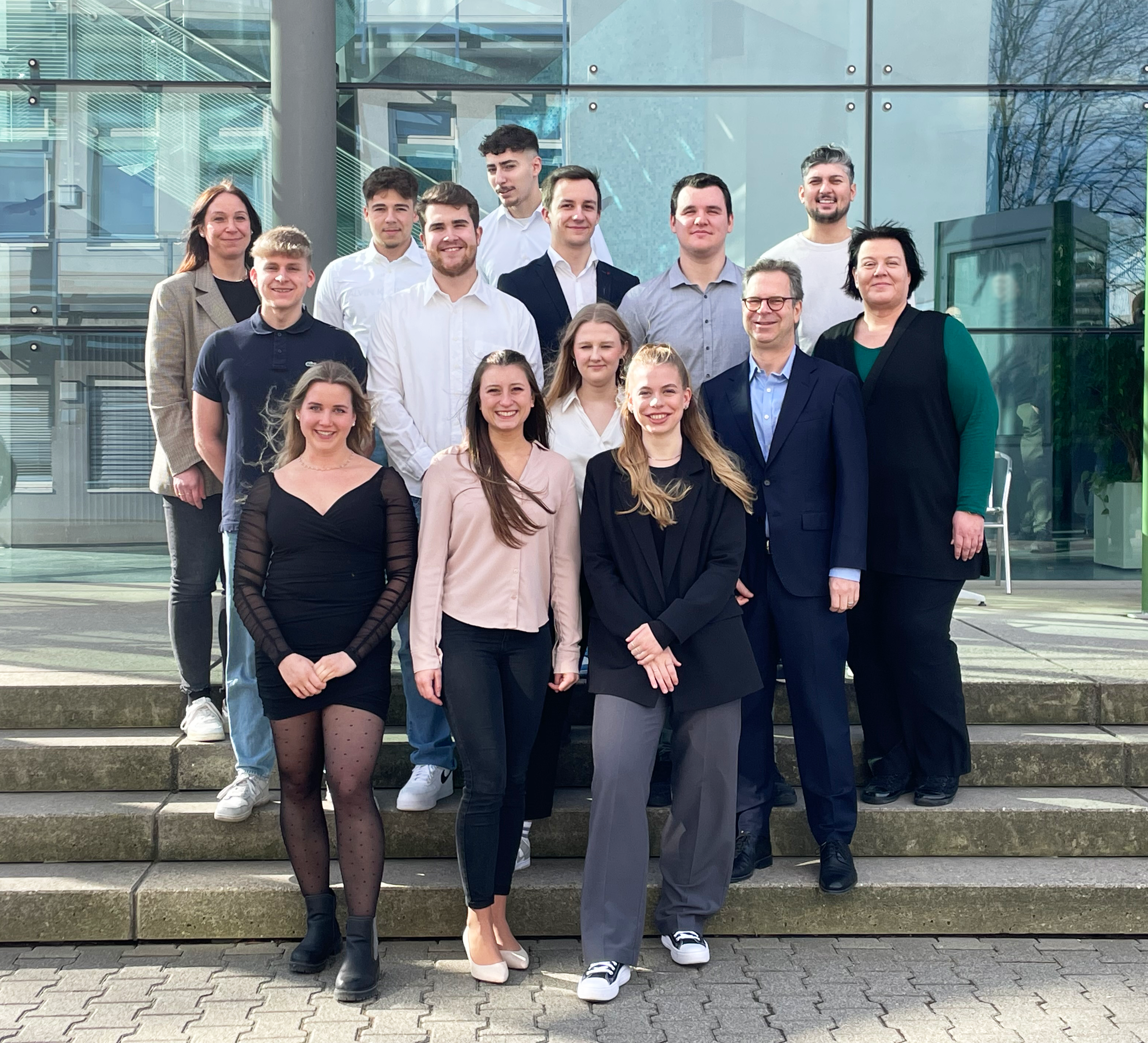 Die ausgelernten Auszubildenden mit Carsten Neumann (h. l.), Personalleiter Umicore AG & Co. KG und Melanie Prestifilippo (h. r.), Ansprechpartnerin für unser Bewerbungssystem.
